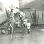 Juegos en el patio de tierra aledaño al patio principal